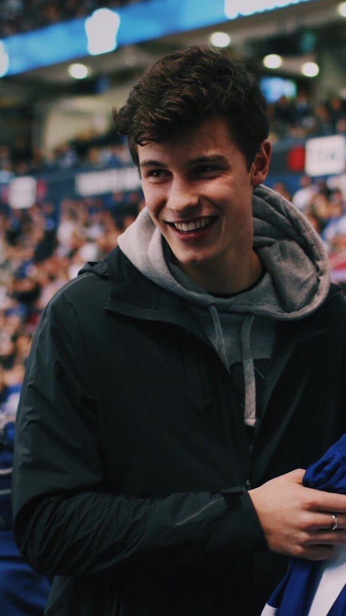 mercyonmica's tweet photo. Rt for this hot stranger #TeamMendes https://t.co/KNL0afB5C6