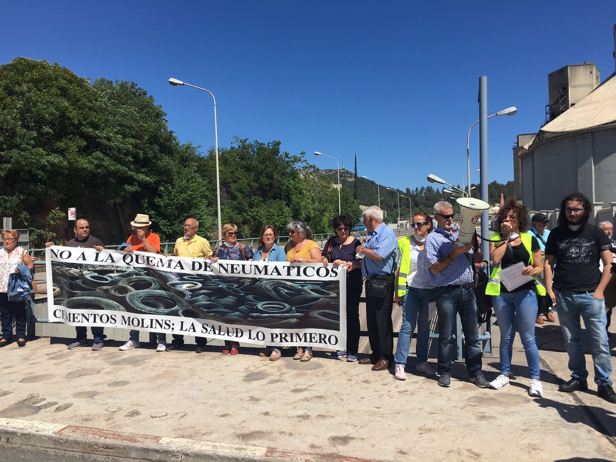 edsvh1's tweet photo. No a la crema de pneumàtics #cimentsmolins https://t.co/eTZIJHvluK