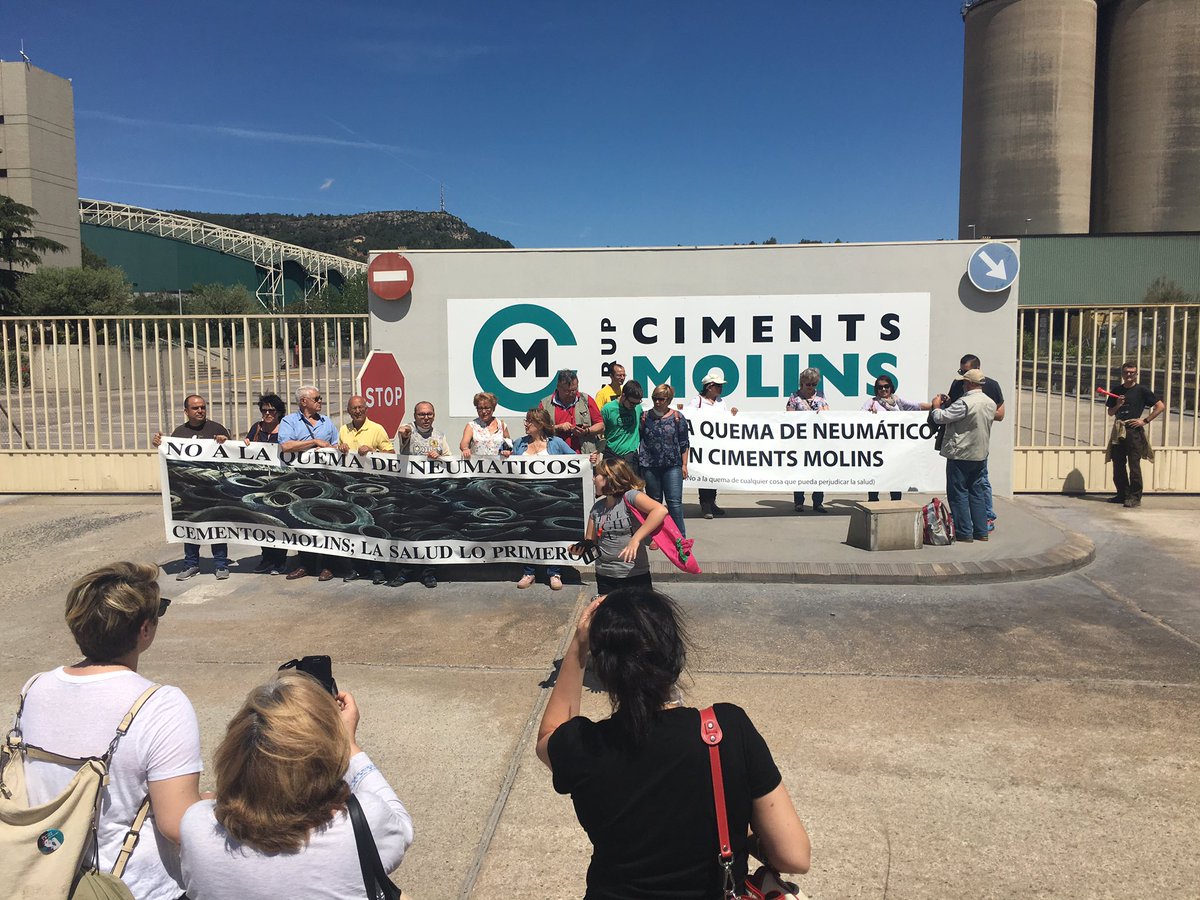 edsvh1's tweet photo. No a la crema de pneumàtics #cimentsmolins https://t.co/eTZIJHvluK