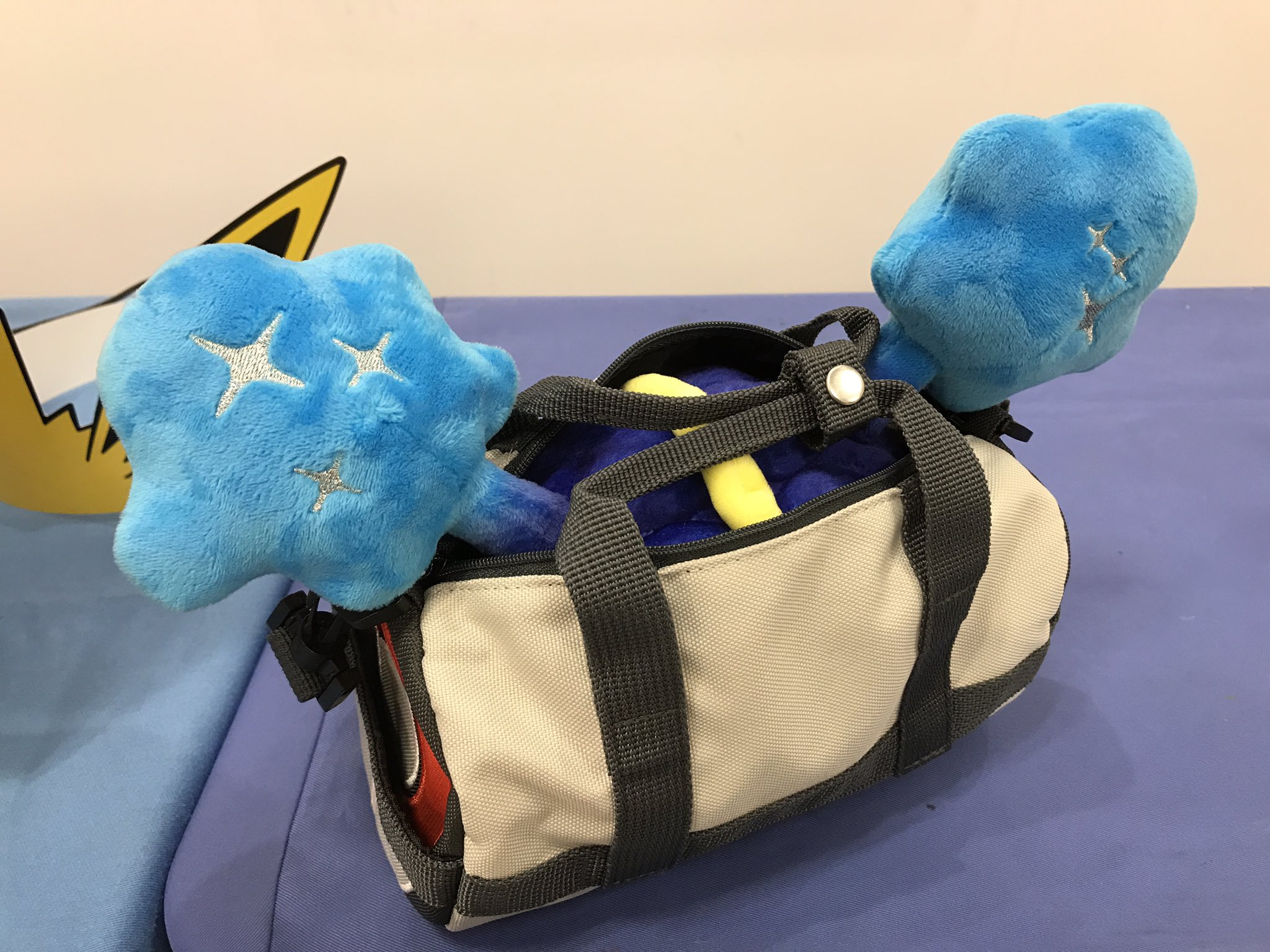 敗北者tana どうあがいてもばくはつ A Twitteren 今日発売したリーリエのドラムバッグ 型ポーチとコスモッグのぬいぐるみを見て あ これほしぐもちゃん監禁バッグの再現できるなこれ と思ってたら ポケセン側でもうやってた件 T Co Ewuf0nx26v Twitter