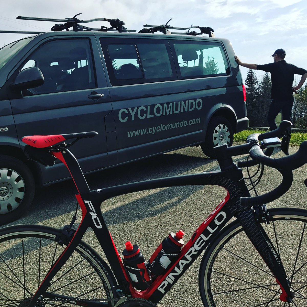 thestubowers's tweet photo. Bruno from @CYCLOMUNDO = legend. #biketesting #dogmaf10 #savoiemontblanc #logistics @cyclist https://t.co/ebGKKoJ4ET