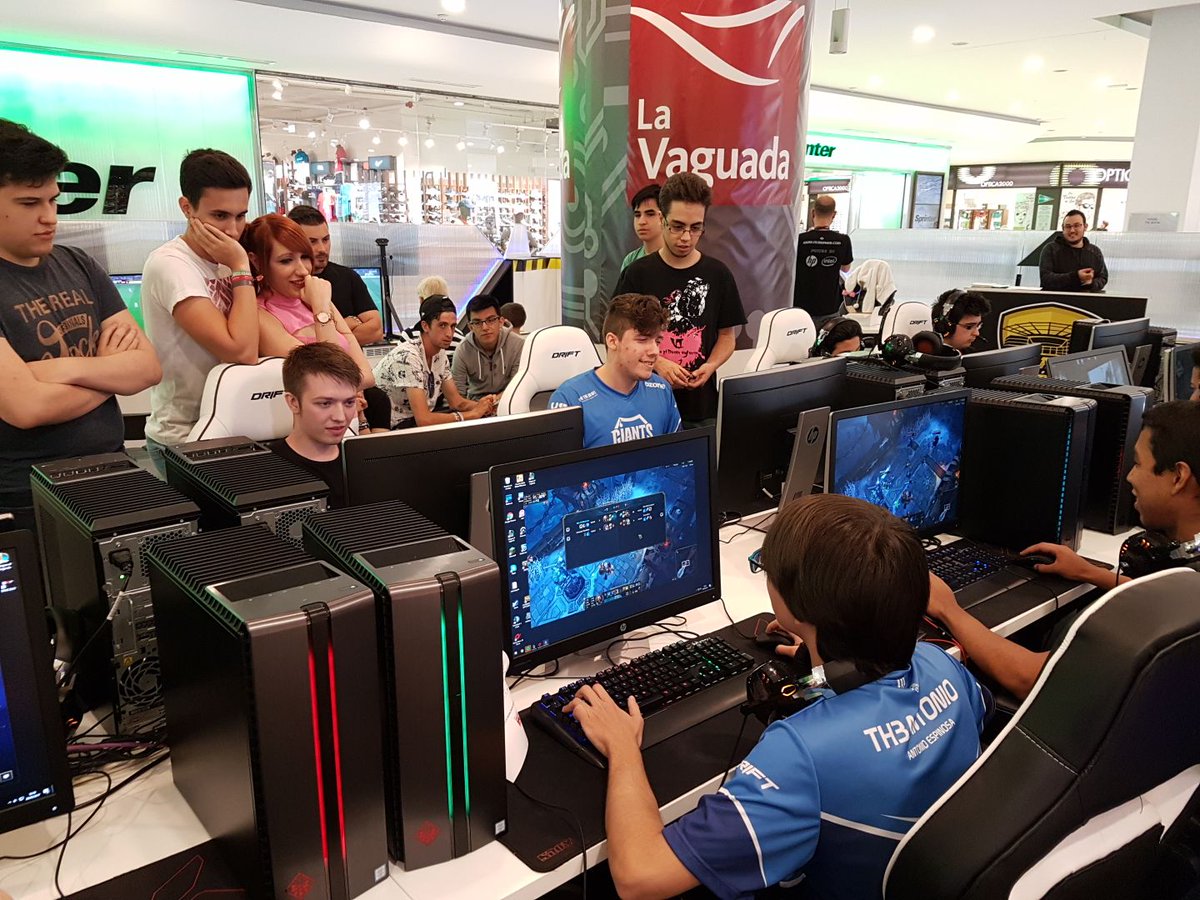 GIANTXGG's tweet photo. Ya están en @Th3AntonioGG y @Minitroupax enfrentándose en un 2v2 en la @LaArenaeSports. ¡Pásate a saludar! #GiantWeekend https://t.co/flEhWdrOk9