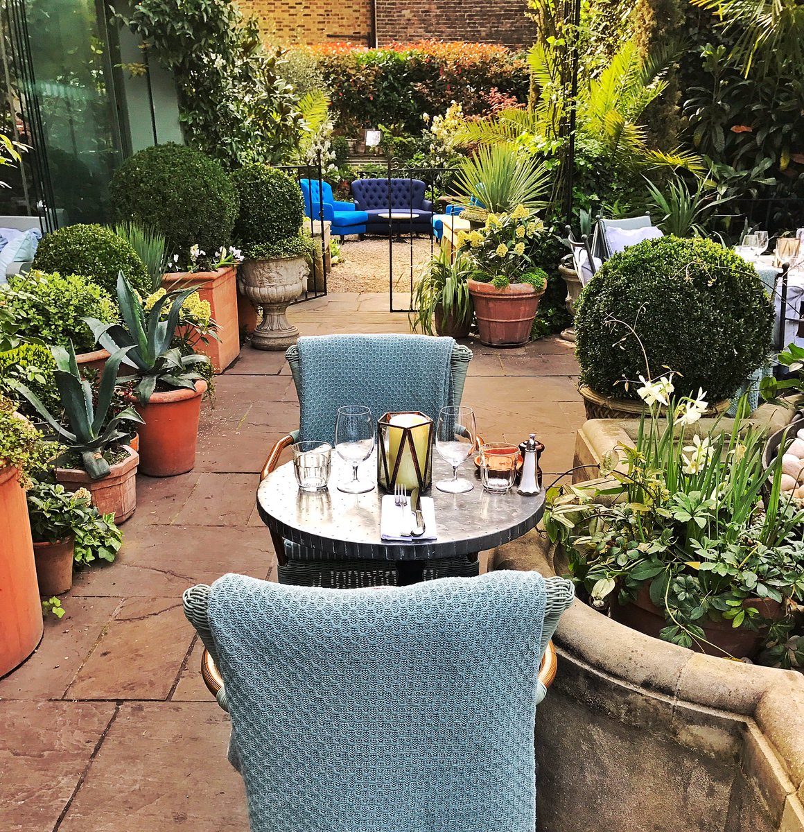 All you need is brunch! Enjoy the sunshine in our garden &amp; terrace 😎#weekendbrunch #alfrescodining #garden #kingsroad #chelseaflowershow