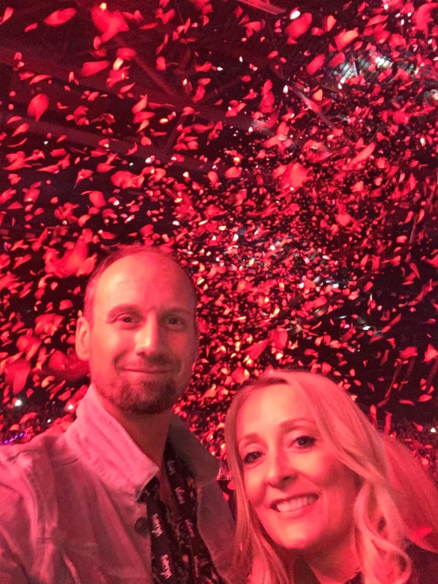 simonz737's tweet photo. Grand finale of 2017 @TheVampsband UK tour at @GentingArena with @Kellyanneball @TheVampsCon #paperhearts https://t.co/e7elCTDZnf