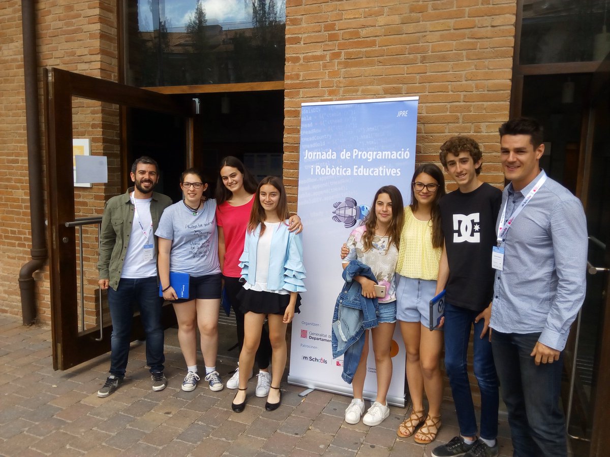 dainaisard's tweet photo. Dos professors de l'Escola junt amb alumnes de 2ESO han fet una presentació sobre Swift Playgrounds a la #JPRE17 al @citilab https://t.co/A7ZVpEauRg