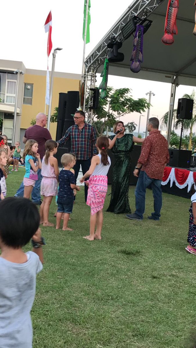 INAinDarwin's tweet photo. Bu @OctavinM attends @PalmerstonNT Warisan Budaya Indonesia w/ @DFATNT @abbott_ian @lukejgosling @terrykmills https://t.co/G5hPT5LI27