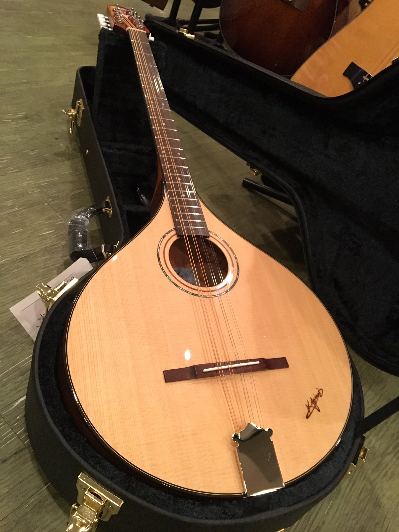池部楽器店 Heartman Guitars على تويتر 店頭速報 アイリッシュブズーキ K Yairi Boy2 再入荷しました マンドリンのようなチューニングです T Co E5q7p7jqyi ハートマンギターズ Kヤイリ ブズーキ