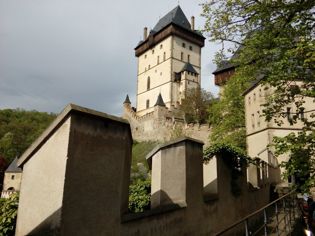 mrs_linda_t's tweet photo. KARLŠTEJN 
#Dominanta #CzechRepublic #Castle #Great #Love #Nature https://t.co/XnDD0sVvLy