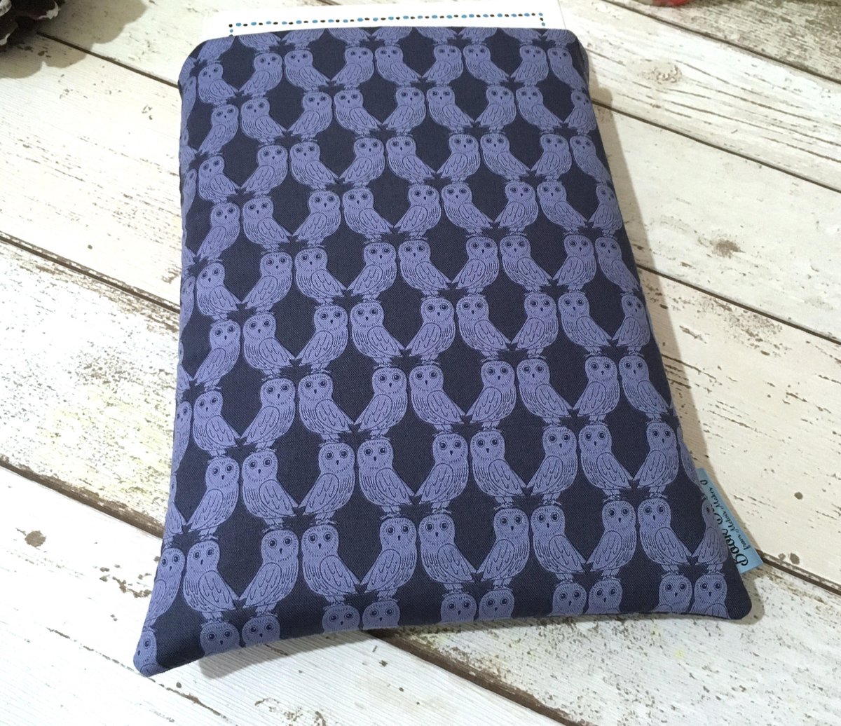MelvisMakes's tweet photo. Owl Book Cover, Padded Book Sleeve, Magical Book Gift, Navy Owls … https://t.co/YDRzlsvGJW #Etsy #PaperbackProtector https://t.co/4Kq32Z52eS