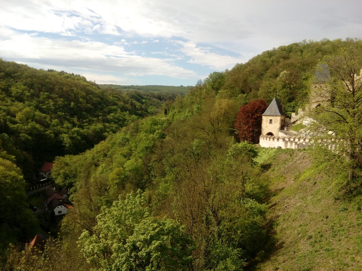 mrs_linda_t's tweet photo. KARLŠTEJN 
#Dominanta #CzechRepublic #Castle #Great #Love #Nature https://t.co/XnDD0sVvLy