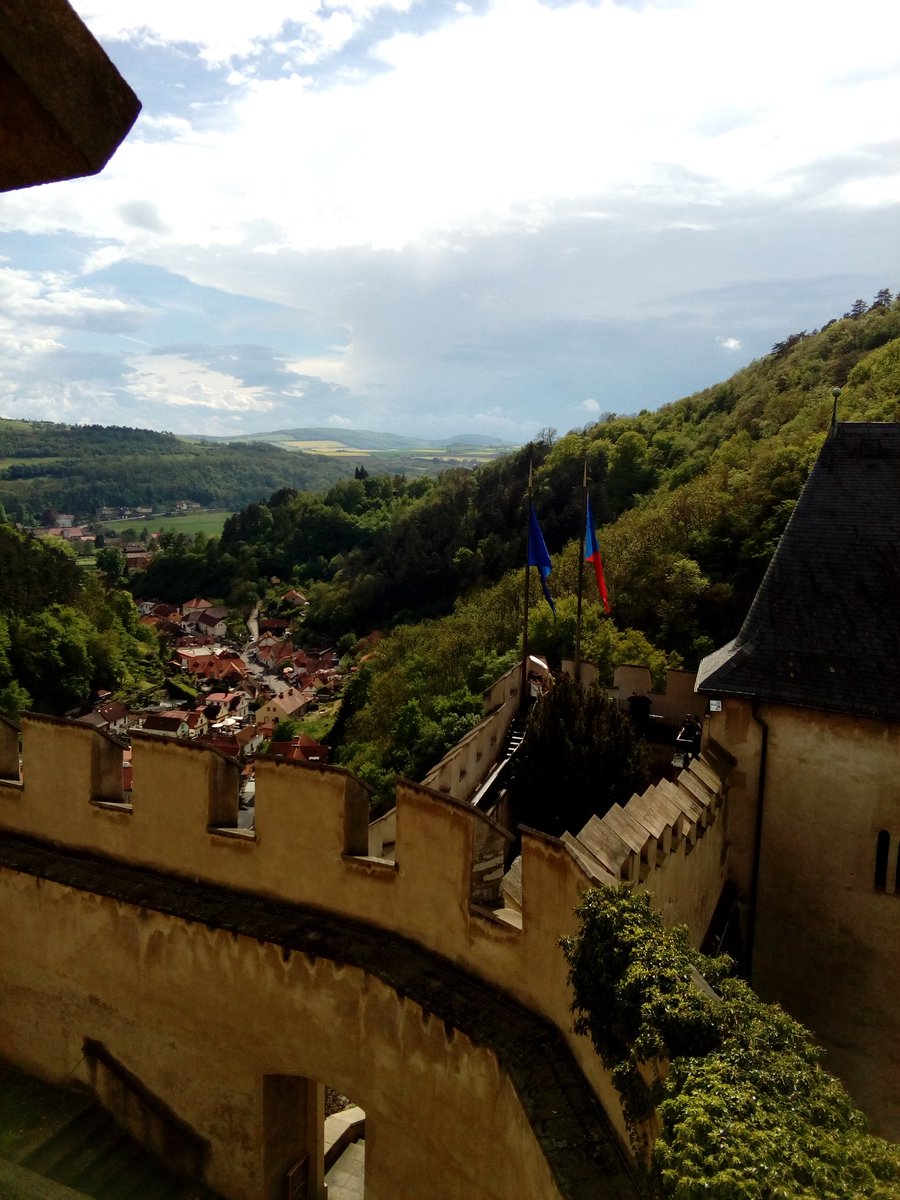 mrs_linda_t's tweet photo. KARLŠTEJN 
#Dominanta #CzechRepublic #Castle #Great #Love #Nature https://t.co/XnDD0sVvLy