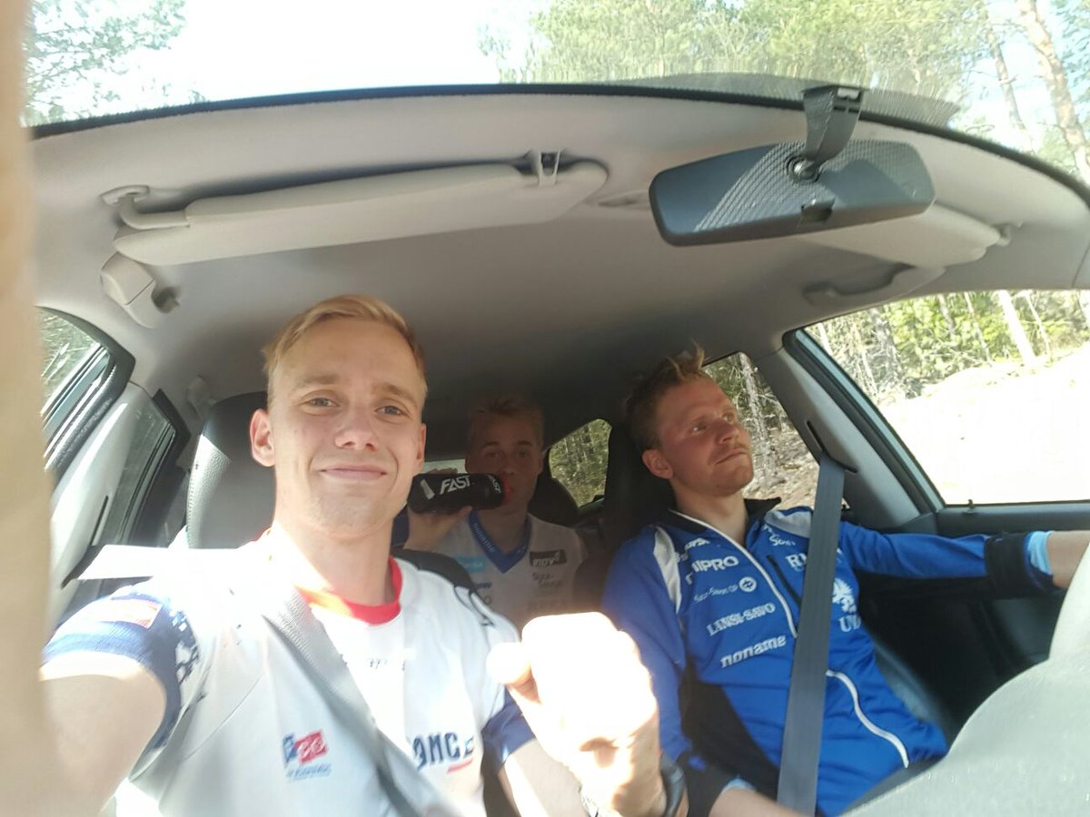 nav1stars's tweet photo. Pääsykokeet lainasivat #Aholatwins'ejä tovin mutta nyt 3/3 #Navimaani'a valmiina uhrattavaksi #suunnistus'urheilun alttarilla! #fastfinland https://t.co/mHtmfwncPW