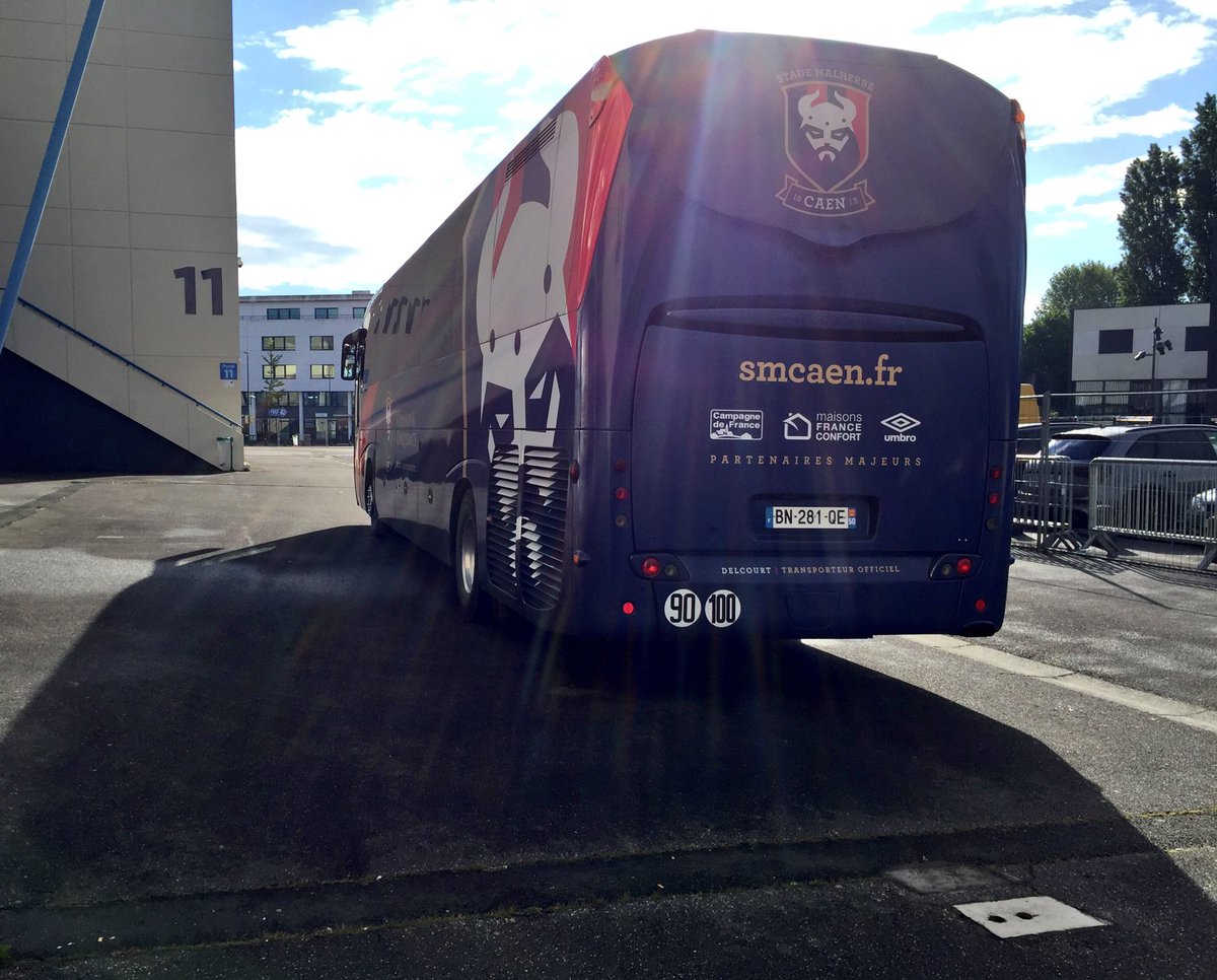 SMCaen's tweet photo. |Jour de match| Départ pour la capitale, le @SMCaen en saura plus sur son destin ce soir après #PSGSMC! 🔵🔴 #SMCaen #TeamSMC #Ligue1 https://t.co/BwVlZ9oZrV