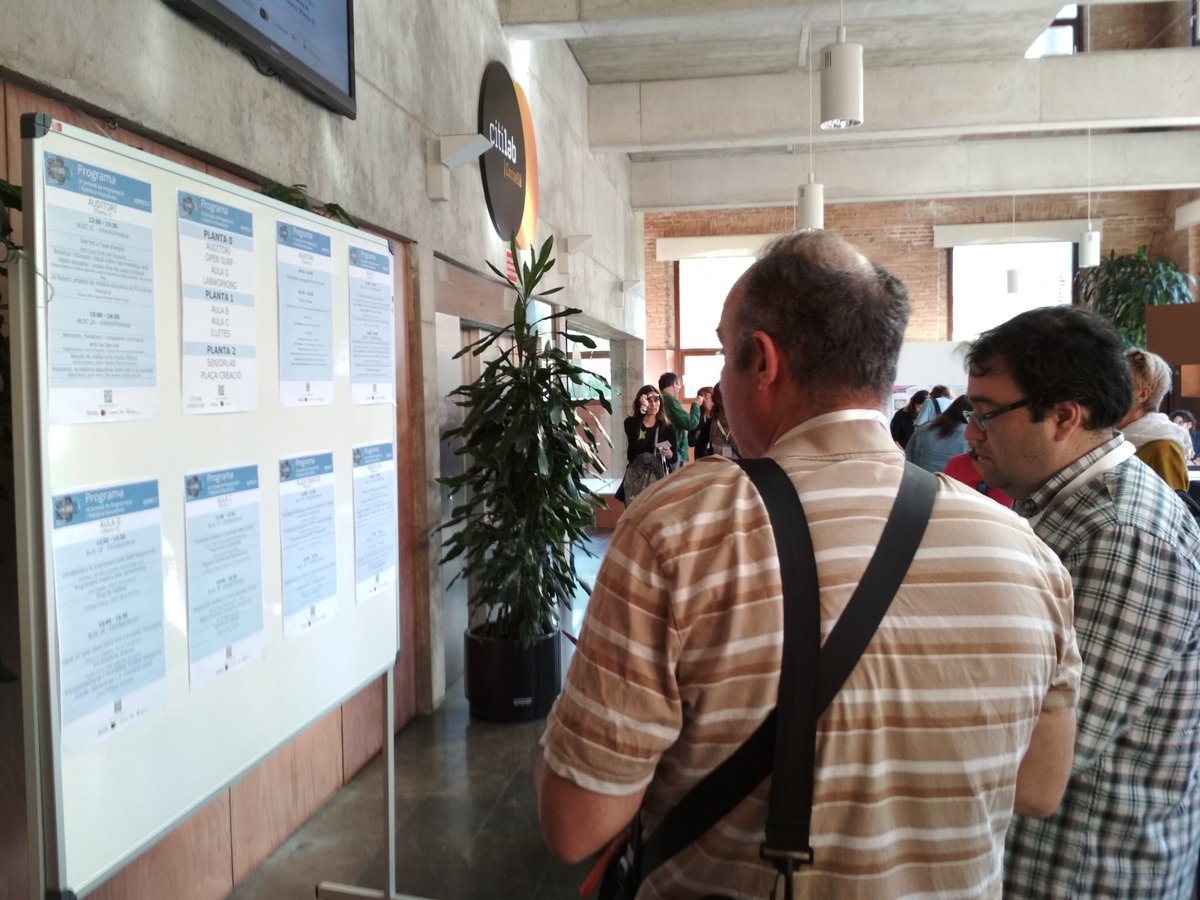 citilab's tweet photo. En breus instants comencem amb la taula rodona "Perspectives de futur del Pensament Computacional a l'aula" #JPRE17 https://t.co/sxLuENFSfZ