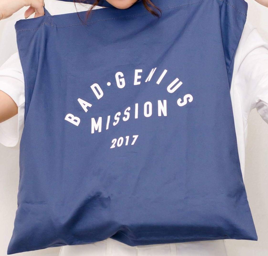 แจกกระเป๋า bad genius 2 ใบ!!!! เนื่องจาก #ฉลาดเกมส์โกง ได้ 100 ล้านจ้าาาา สุ่มรีทวิตประกาศผล 24 พ.ค. เวลา 4 ทุ่มแจ๊ะะะะ