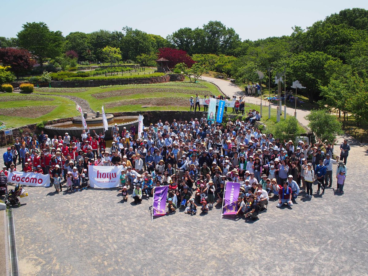 higashiyamapark's tweet photo. 本日、花いっぱいプロジェクトにて、植物園お花畑の花壇の植え替えを行いました。ヒマワリを中心とした花壇で、14品種約5300株の苗を植え付けました。夏を思わせる大変暑い一日でしたが、皆さんの頑張りもあり、あっという間に終わりました。一面のヒマワリ畑になるのが今から楽しみですね♪ https://t.co/TBNT4kWUPs