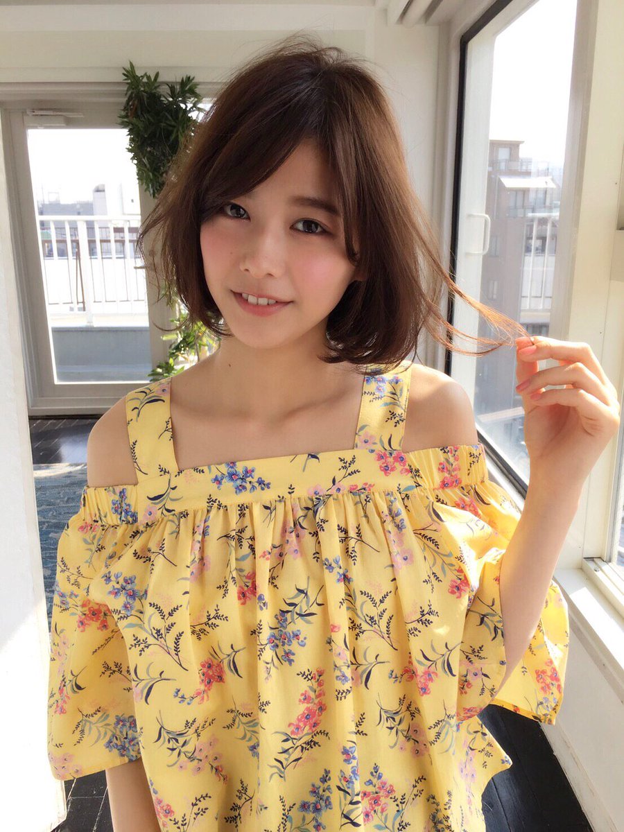黄色のセクシー衣装朝長美桜の画像