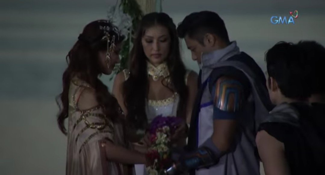 Sa hinabahaba man ng mga LQ, bangayan at tampuhan ay sa beach wedding pa din ang tuloy 😁😍👰🤵💛 @nacinorocco @sanya_lopez 

#IvoLiveEncantadia