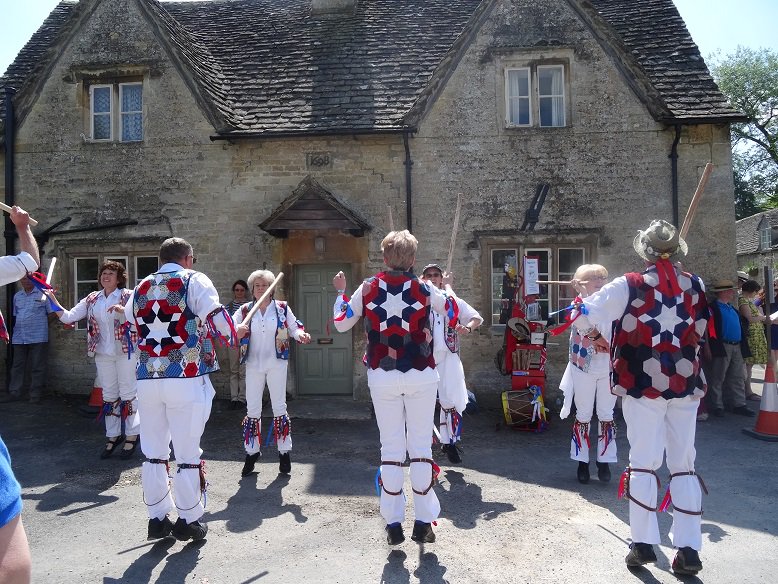 Barnsley_House's tweet photo. It's the 29th Barnsley Village Garden Festival today! Come on over 🌿 Festival snaps can be shared at #BVGFestival #Cotswolds https://t.co/FTLGpuQckf