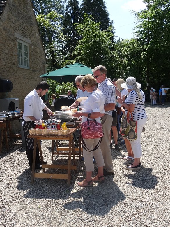 Barnsley_House's tweet photo. It's the 29th Barnsley Village Garden Festival today! Come on over 🌿 Festival snaps can be shared at #BVGFestival #Cotswolds https://t.co/FTLGpuQckf