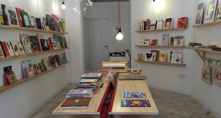 javiercelaya's tweet photo. Descubriendo nuevas librerías en Lisboa gracias a @FeriaArco https://t.co/gK5BFUHeM6 #ARCOlisboa 😎 https://t.co/HyJRxK8h7j