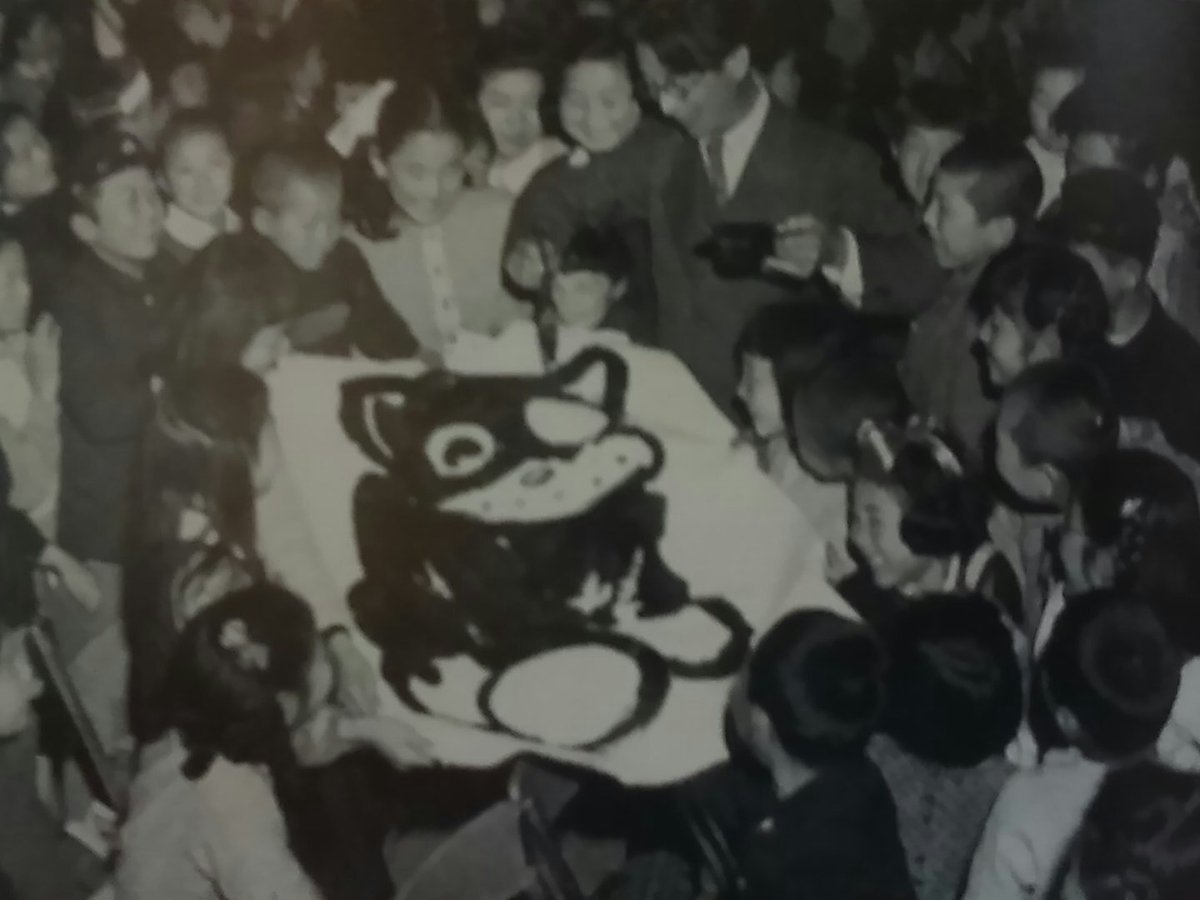 戦前 戦後のレトロ写真 1935年 昭和10年 漫画 のらくろ が大流行 のらくろグッズに囲まれる作者の田河水泡 これらの中には無許可で販売された物も少なくなかったが 田川は ええじゃないですか 皆さん喜んで使ってくださって と鷹揚な態度を取っ