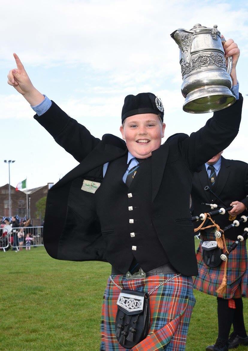 LochryanPB1932's tweet photo. Sunday 14th June 2017
Gourock: Lifting the Darroch Jug to win 1st place at grade 3 for Lochryan Pipe Band...
#TeamLochryan2017 #TeamLochryan https://t.co/xT50E5Zdvt