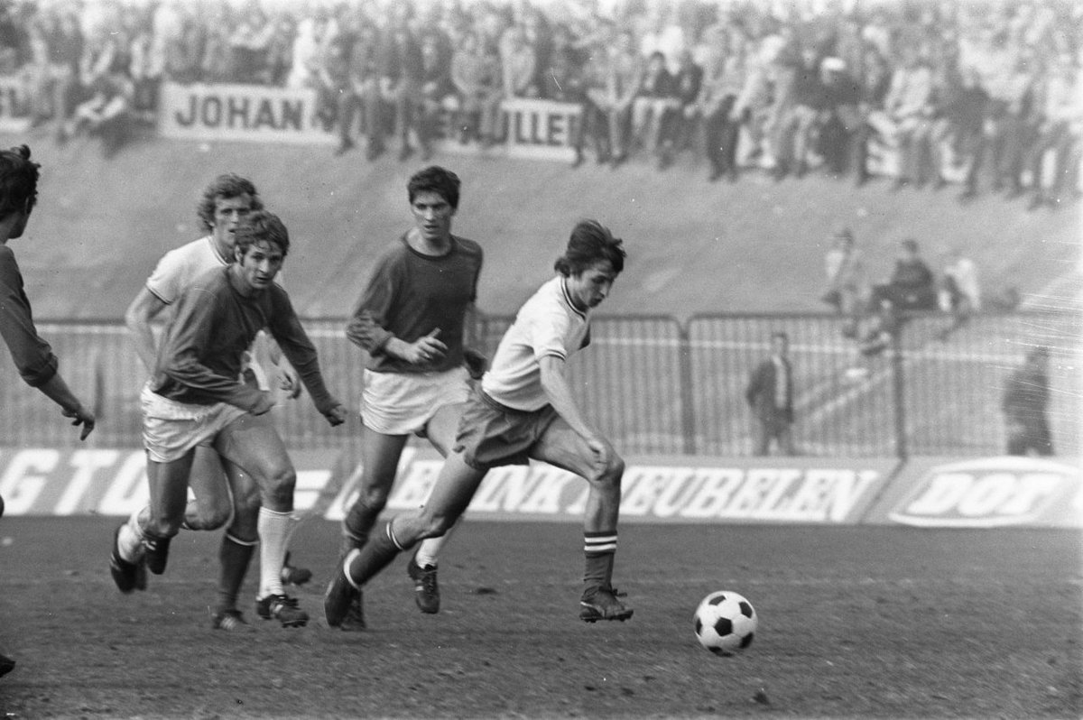leetsaK's tweet photo. 19 mrt 1972: NEC - Ajax 0-1, Cruijff in actie. #Johan @14daslogisch @NEC_Nijmegen @AFCAjax #EngeluitBetondorp #NicoScheepmaker https://t.co/8DrDQsmfdd
