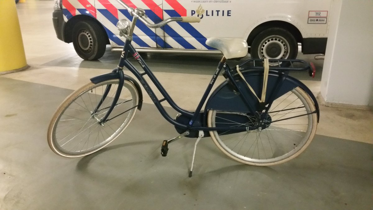 WijkagentCool_Z's tweet photo. #gezocht #eigenaar van deze #damesfiets.mogelijk van #diefstal afkomstig. #KorteHoogstraaat #Rotterdam #centrum #RT #fiets #bike #bicicleta https://t.co/RjSBUFBtzt