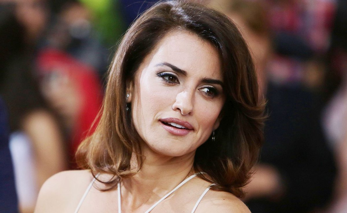 Penelope Cruz Donatella Versace Penelope Cruz Sports Icy Blonde