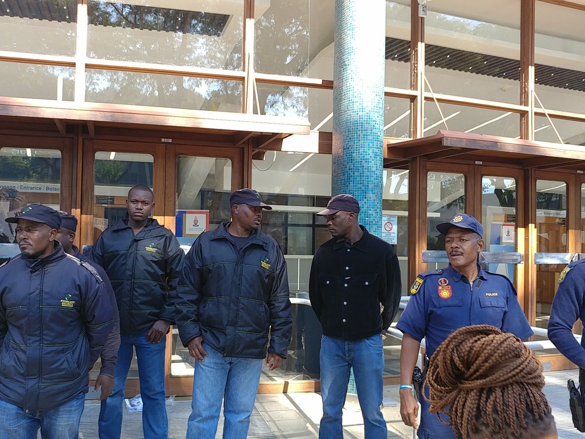 The_Fabled_Fez's tweet photo. Police and private security attempt to stop the anti-rape protest @perdebynews @ANN7tv @eNCA. #UPOPENday #UPRapeCrisis https://t.co/hUUXzHhPE8