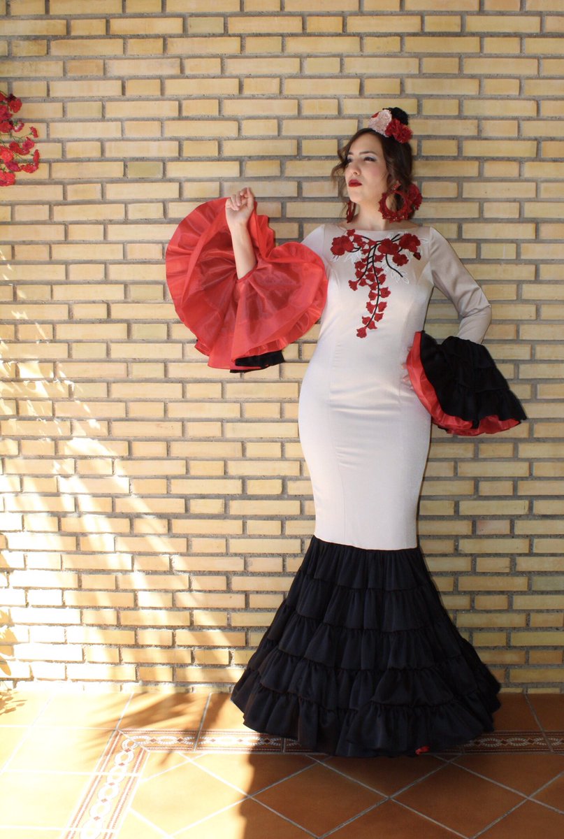 dcarmenserrano's tweet photo. Epoca de #ferias , diseñamos para ti! #feria2017 #flamencas #complementosflamenca #vestidazo @Ceeliiaadiiaazs https://t.co/mrwEpagrZ1