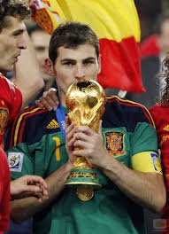 FT_Total's tweet photo. Iker Casillas cumple 36 años. 

🏆🏆🏆🏆🏆 Ligas
🏆🏆🏆🏆 Supercopas
🏆🏆🏆 Champions
🏆🏆 Copas
🏆🏆 EURO
🏆 Mundial

¡Felicidades @IkerCasillas! https://t.co/H8lymY7YJ1