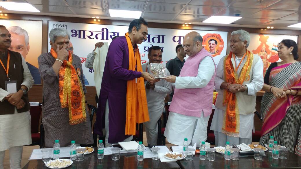 SanjayTandonBJP's tweet photo. Honouring Sh. @AmitShah ji after the party meeting in Kamlam. He inspired all party workers and motivated them. #ShahinChandigarh https://t.co/RPQGAyRAPh