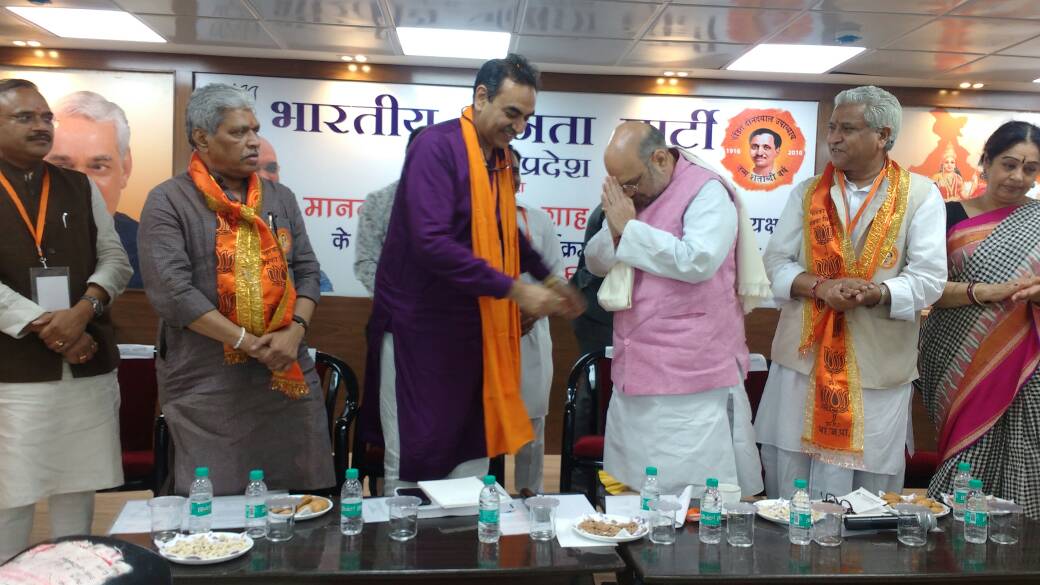 SanjayTandonBJP's tweet photo. Honouring Sh. @AmitShah ji after the party meeting in Kamlam. He inspired all party workers and motivated them. #ShahinChandigarh https://t.co/RPQGAyRAPh