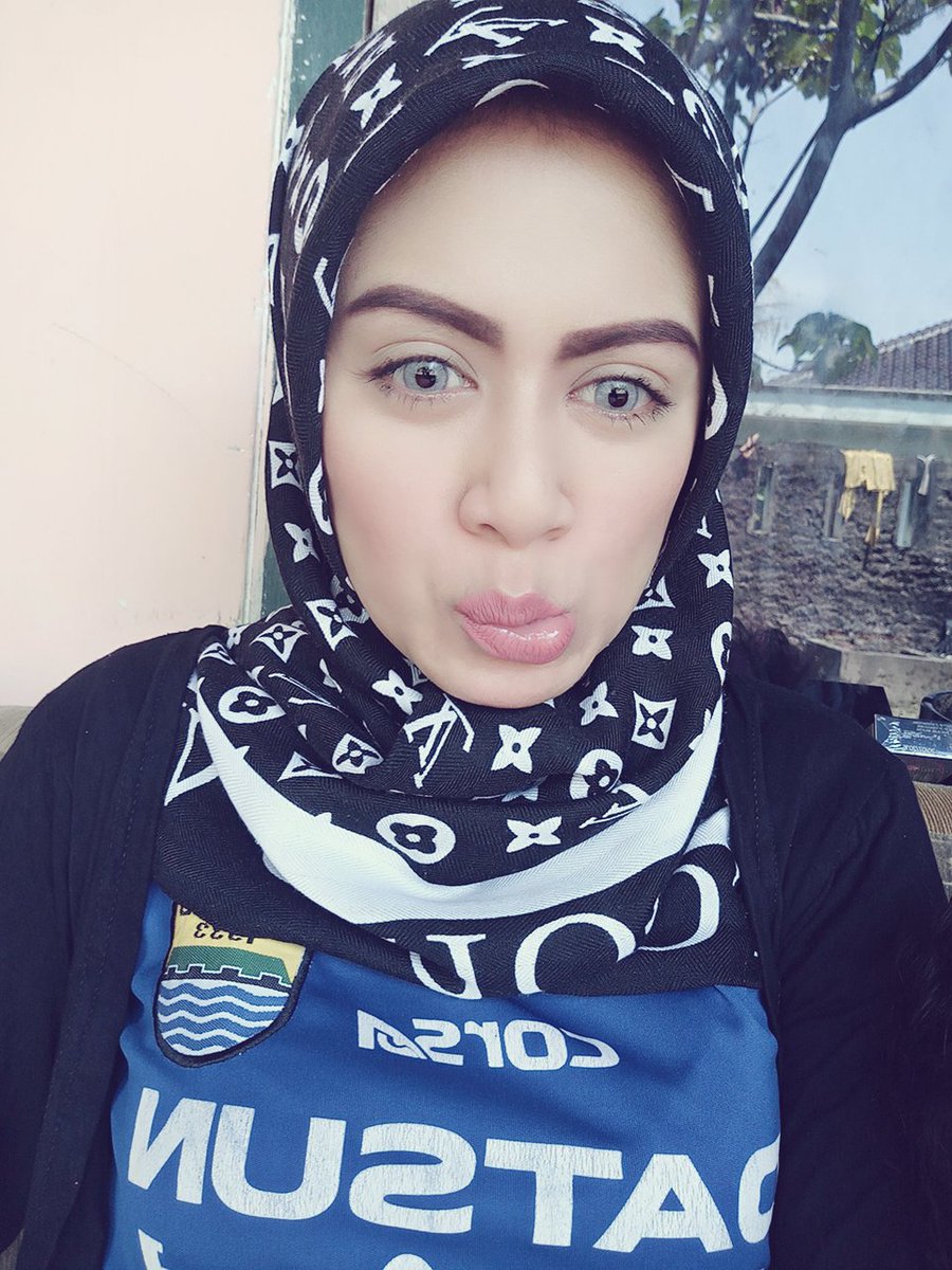 ade_astrid91's tweet photo. Go persib go🙌😉👍👏💃 #PERSIB #PersibDay #PERSIBSALAWASNA #persib #3Points #bandungjuara #maungbandung #maunggeulis #bobotoh #vikingleadis https://t.co/Kmf9CEUvBj
