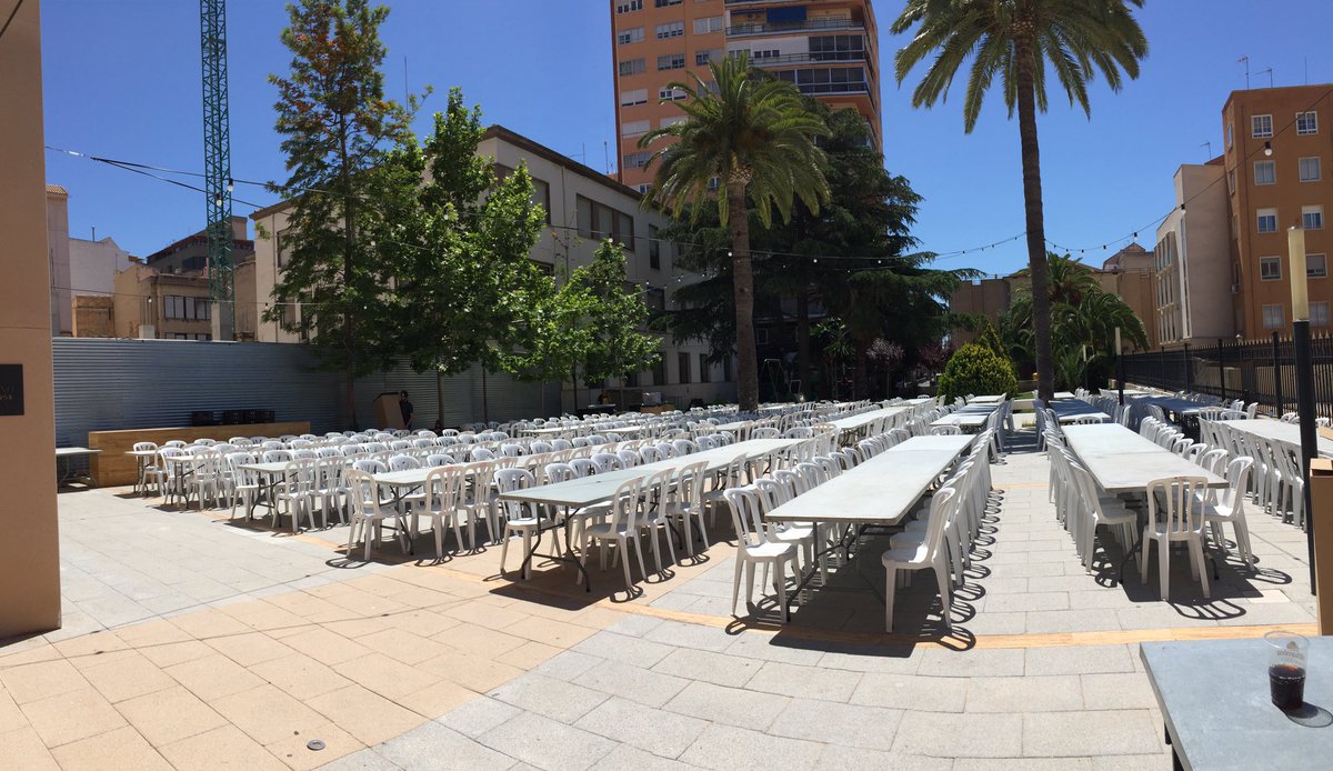 Estamos preparando la cena. A las 19h tardeo. Y cuando acabe la entradica, verbena en el Casino Eldense amenizada por la Acustic Band