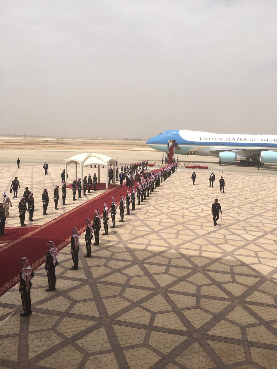 AaronKernaghan's tweet photo. And here we have the Saudi ceremonial guard pulling President Trump's tie out of Air Force One... #POTUSAbroad #trump https://t.co/k4OYCSopfO