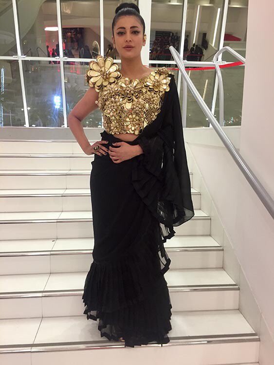 filmfare's tweet photo. Such a rockstar!

@shrutihaasan makes her #CannesFilmFestival red carpet debut in this fierce desi avatar. Love every bit of it! https://t.co/D9kPj6SGfb