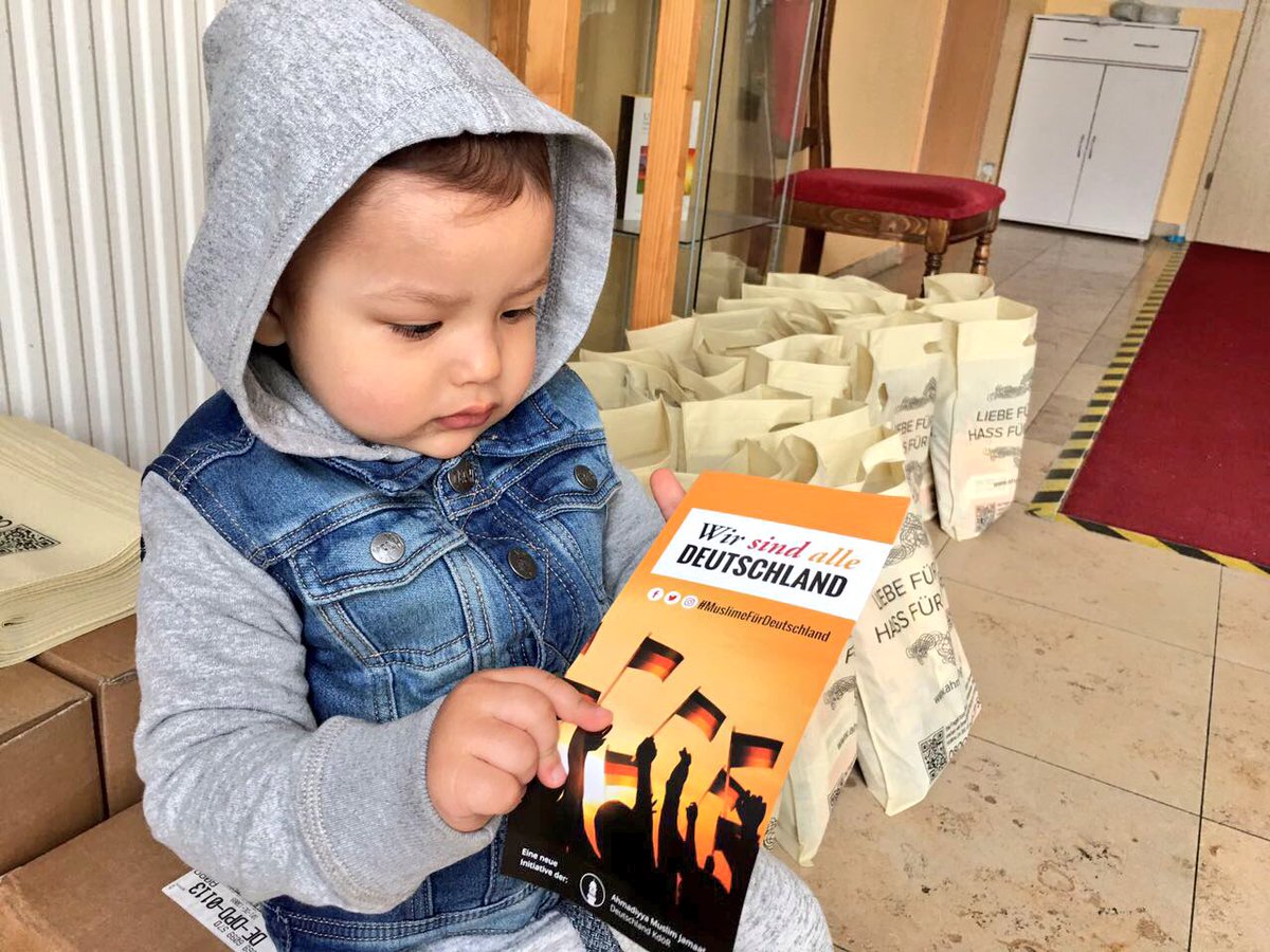 AhmadiyyaJugend's tweet photo. Auch die ganz Kleinen der #AhmadiyyaJugend sind bei der heutigen Dialogaktion dabei: "Wir sind alle Deutschland"
#MuslimeFürDeutschland https://t.co/X3SIHdgwxx