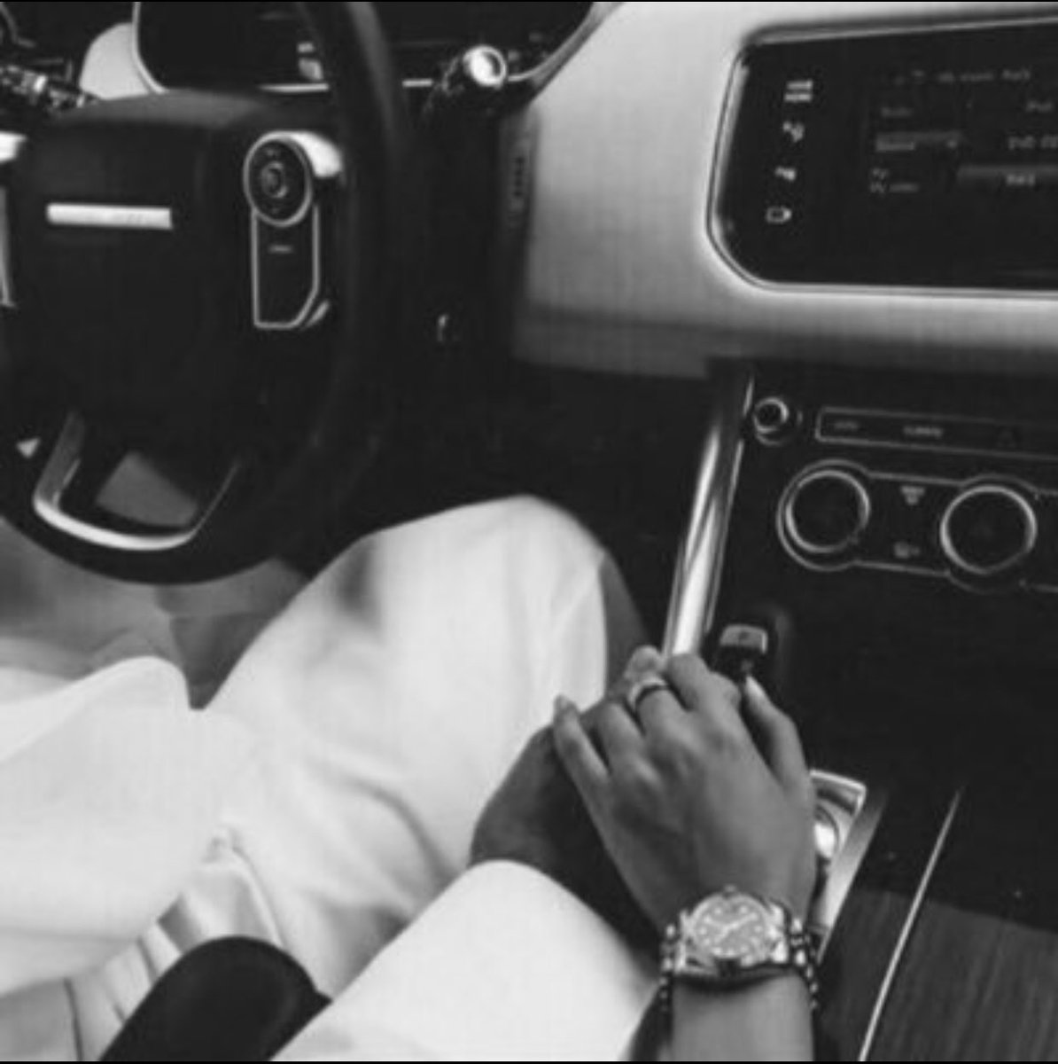 لا تسرف بـ حب شخصٍ مادرى عنك
مشاعرك سوقها لـ اللي . . يقدّرها؛!