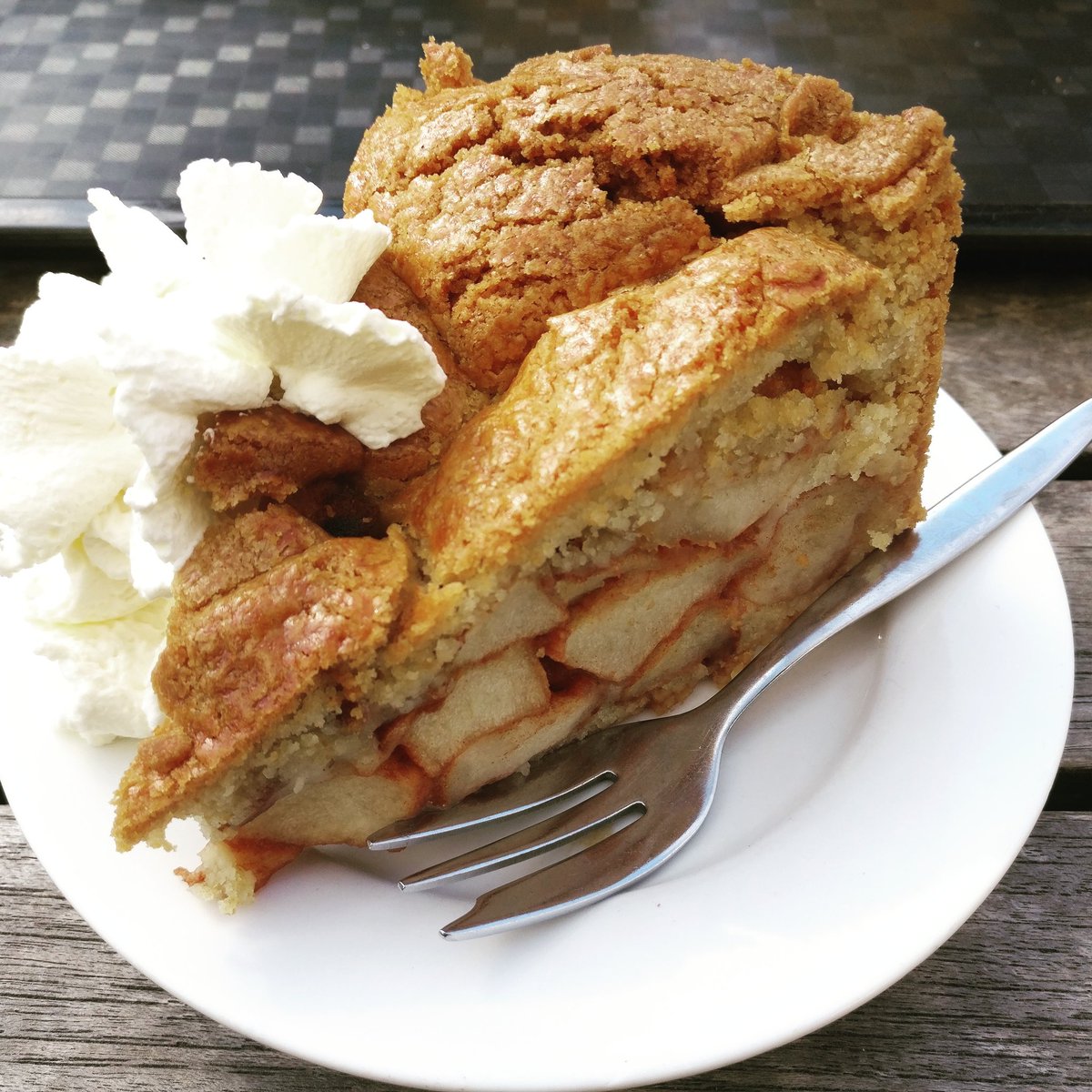 Takkuz's tweet photo. Last breakfast in #Amsterdam #PGDayEU #FoodPorn... Best Apple Cake EVER! https://t.co/YAQPoVZ9Cg