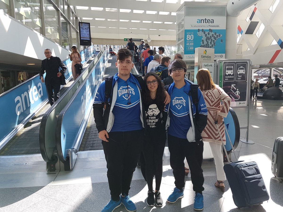 GIANTXGG's tweet photo. Ya estamos por Madrid, gracias a todos los fans que se paran a saludar. 💙
Nos vemos en un rato en @LaArenaeSports. #GiantWeekend https://t.co/abQQu6RGEj