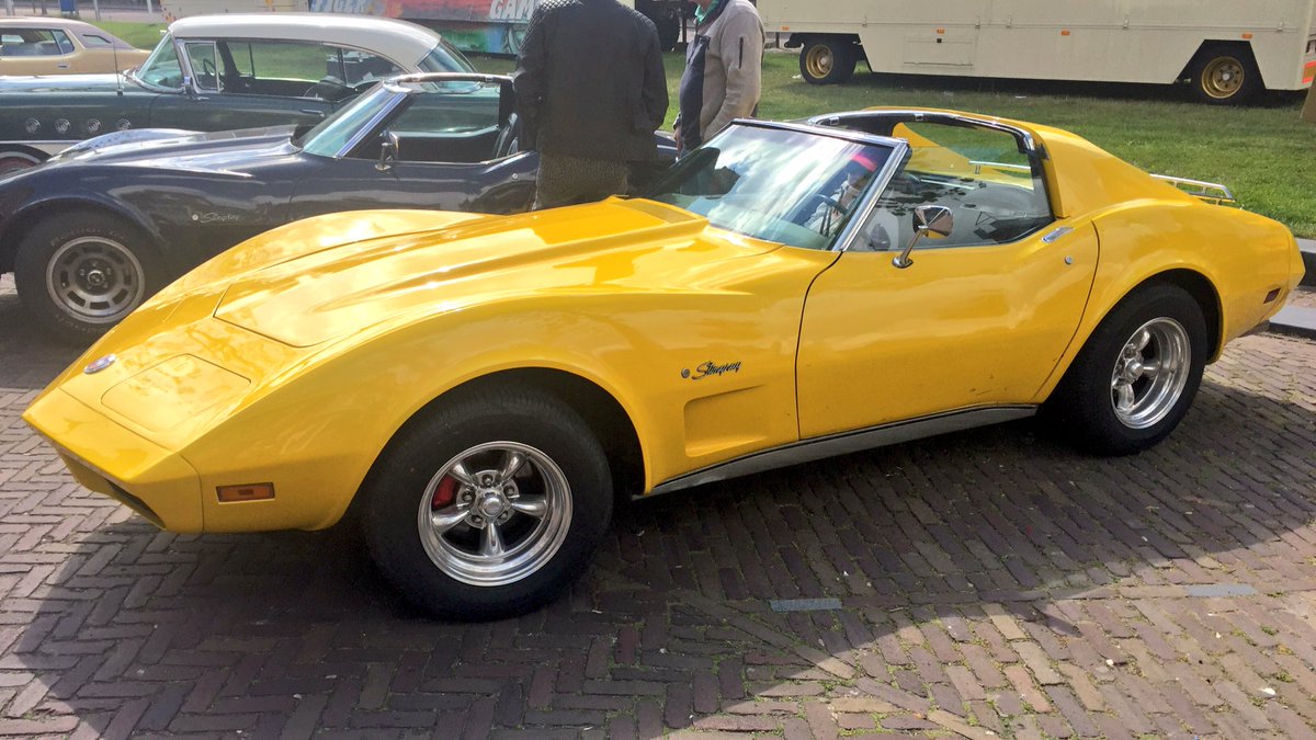 RocknRollFran's tweet photo. Oldtimers op de Voorstraat. Dat betekent maar één ding: de toertocht begint zo! #rocknrollfraneker #rnr17 #franeker https://t.co/SFaTRuHx5M