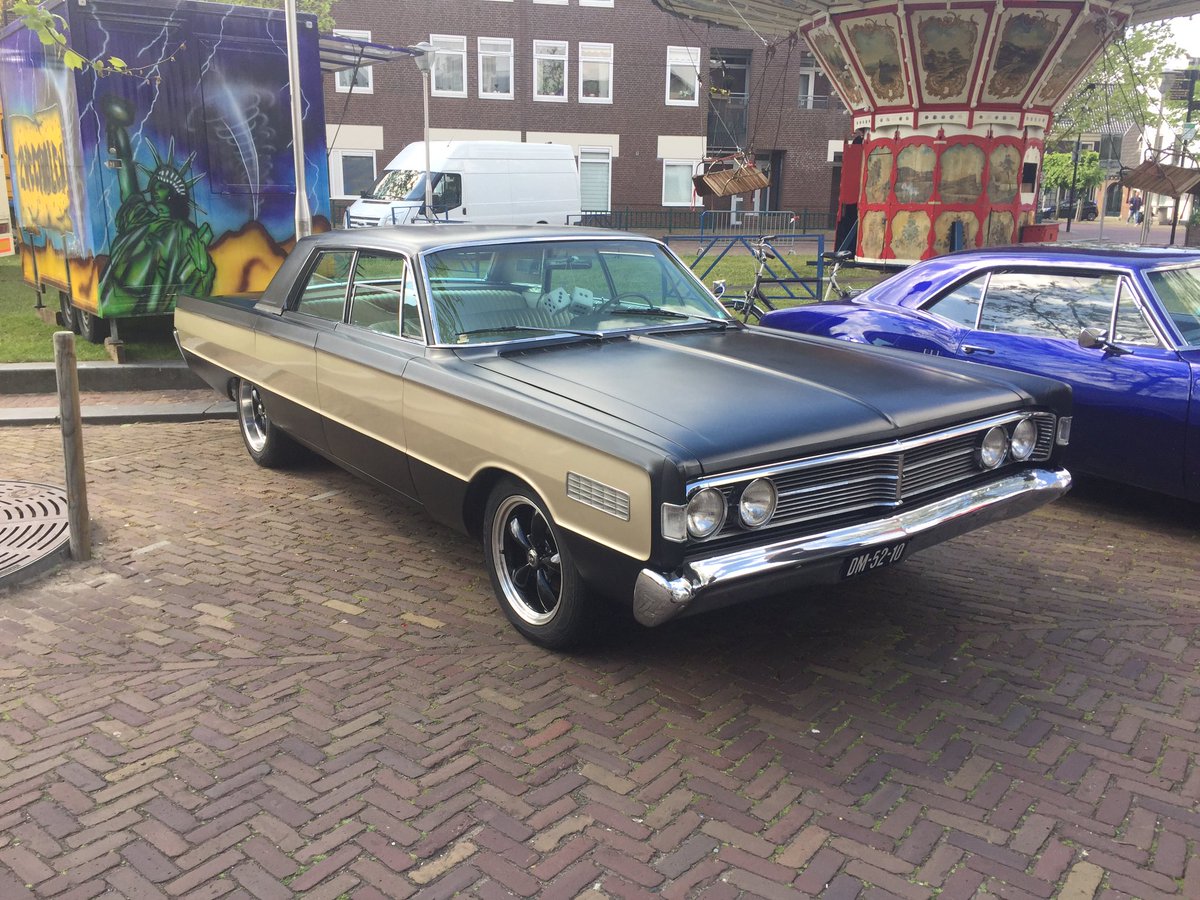 RocknRollFran's tweet photo. Oldtimers op de Voorstraat. Dat betekent maar één ding: de toertocht begint zo! #rocknrollfraneker #rnr17 #franeker https://t.co/SFaTRuHx5M