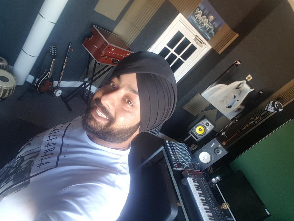 SharniWorldWide's tweet photo. In studio early today for practise first #Tumbi #Dholak #Harmonium #Dholl 
#TimeProductions https://t.co/eZPLgMrWKR