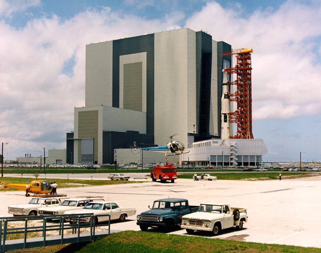 DanSpace77's tweet photo. May 20, 1969: SA-506 "Apollo 11" rollout from VAB High Bay 1 to LC-39A just two days after Apollo 10 launched from LC-39B. https://t.co/ZvIeibw5OC