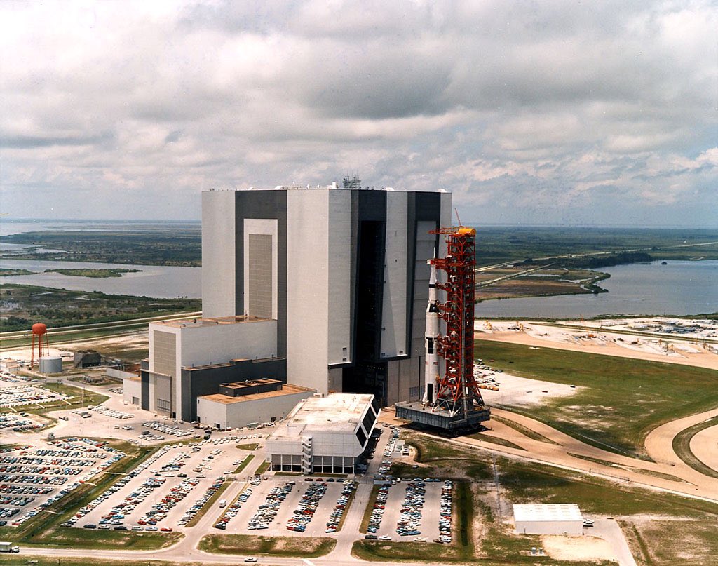 DanSpace77's tweet photo. May 20, 1969: SA-506 "Apollo 11" rollout from VAB High Bay 1 to LC-39A just two days after Apollo 10 launched from LC-39B. https://t.co/ZvIeibw5OC