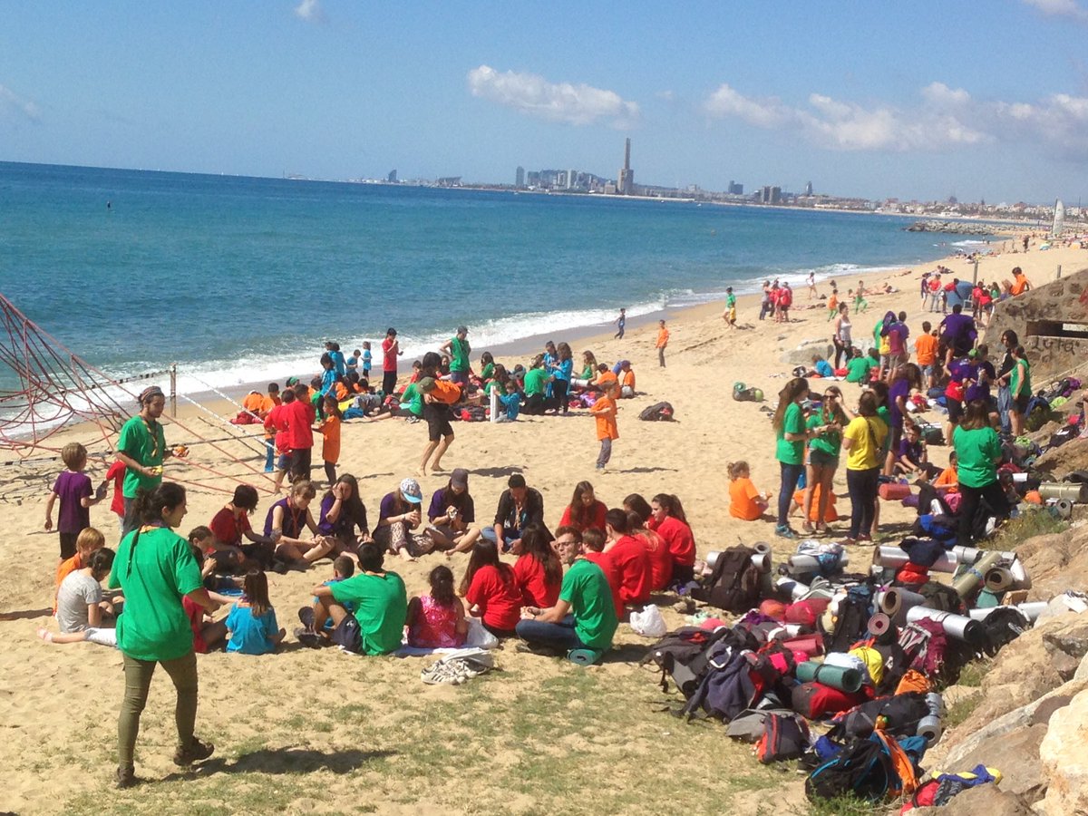 SectorMaresme's tweet photo. Un cop fetes les inscripcions, donades les samarretes... a esmorzar a la platja! Comença la #Tropicalitzat17 🌴🌊 https://t.co/Tn9bYybdto
