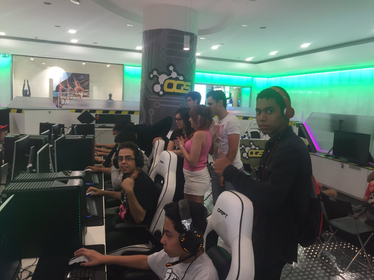 LaArenaeSports's tweet photo. Comienza la final del lossers!El ganador pasará a la gran final y jugará con @Minitroupax y @Th3AntonioGG y el ganador de ayer #GiantWeekend https://t.co/OISWanSex3